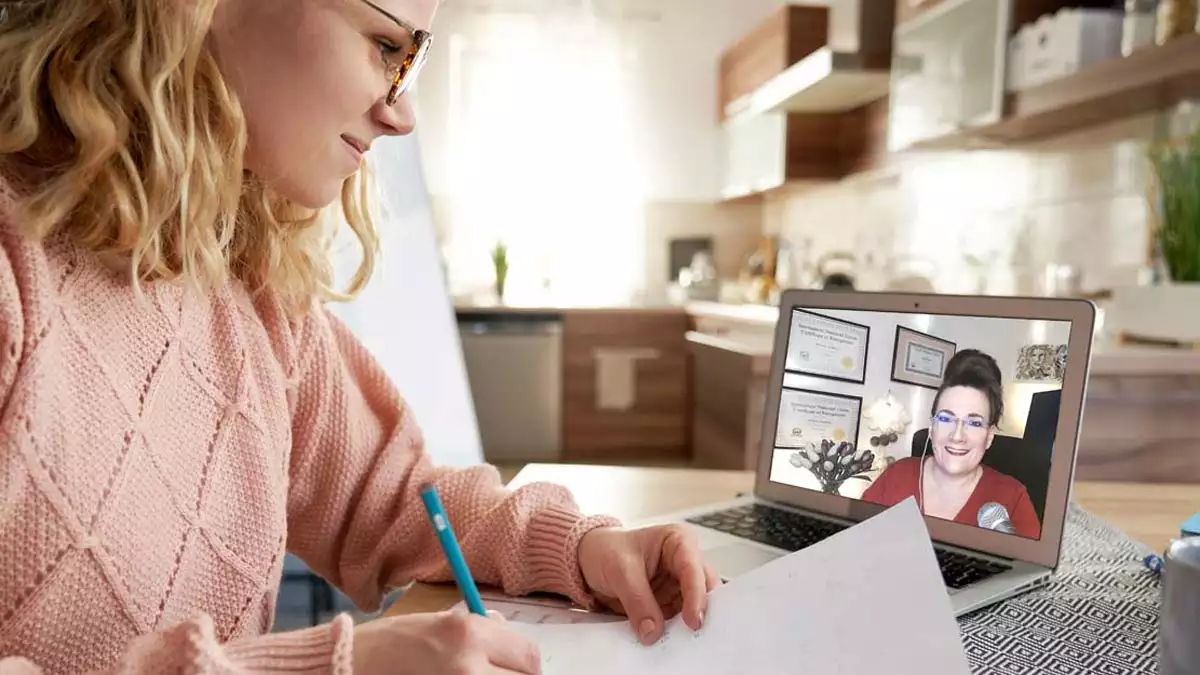 Teilnehmerin eines Onlinekurses für Medialitaet im Live-Unterricht der Internationalen Schule des Mediumismus