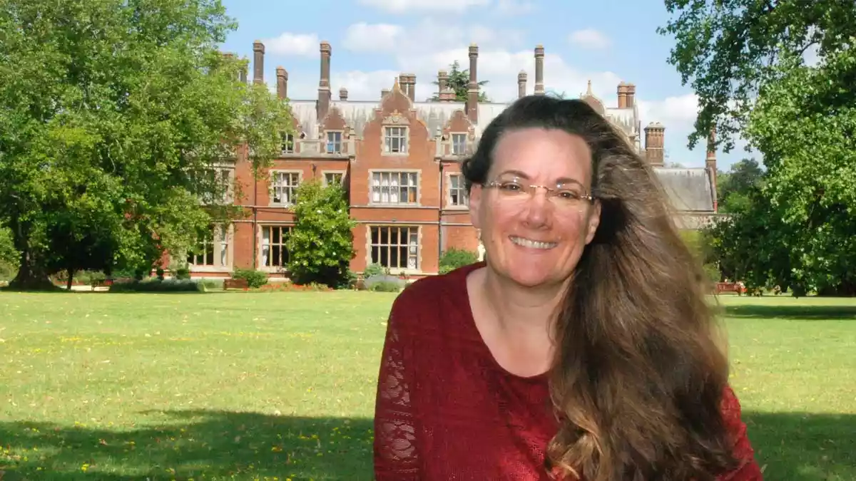 Melanie Ladewig während eines beruflichen Engagements am Arthur Findlay College in England. Die Ausbildung orientiert sich an der Tradition des englischen Spiritualismus und der professionellen Entwicklung medialer Fähigkeiten.